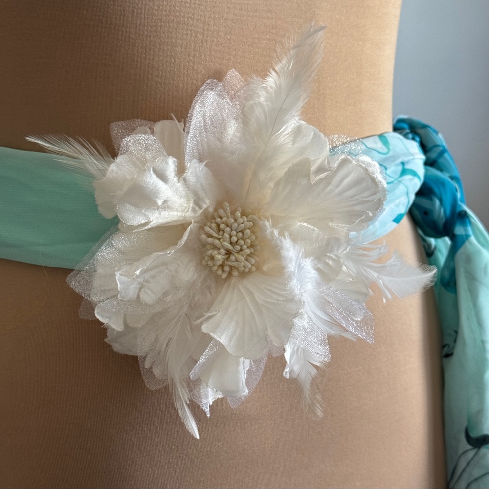 Vintage Y2K Faux Fabric White Flower Pin Brooch Clip Bag Charm Belt Hair